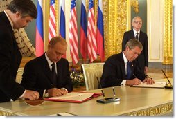 Bush and Putin signing the treay